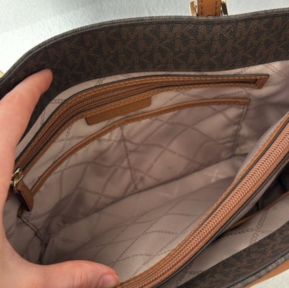 Michael Kors Jet Set Large Logo Pocket Tote Bag - Picture 13 of 16